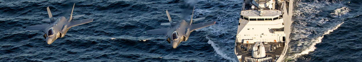2 F-35's en marineschip.