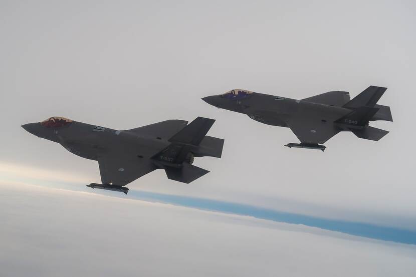 Twee F-35-gevechtsvliegtuigen in de lucht.