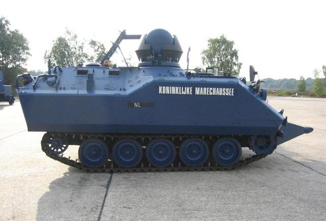 Het rupsvoertuig YPR-765 KMar voorzien van een ram aan de voorkant.